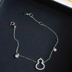 925 sterling silver bracelet set with diamonds